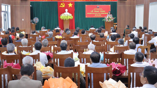 ĐẢNG ỦY PHƯỜNG KON TUM TỔ CHỨC LỄ TRAO TẶNG HUY HIỆU ĐẢNG ĐỢT 02/9/2026 CHO 116 ĐẢNG VIÊN