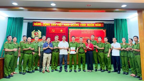 UBND PHƯỜNG KON TUM KHEN THƯỞNG ĐỘT XUẤT CÔNG AN PHƯỜNG KON TUM CÓ THÀNH TÍCH XUẤT SẮC TRONG CÔNG TÁC PHÒNG, CHỐNG TỘI PHẠM