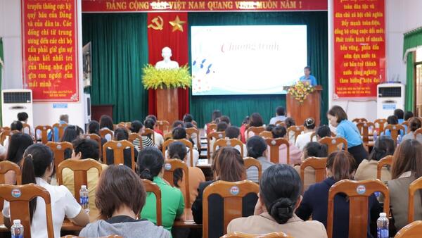 CÔNG ĐOÀN PHƯỜNG KON TUM TỔ CHỨC TẬP HUẤN PHÁP LUẬT LAO ĐỘNG, TƯ VẤN SỨC KHỎE SINH SẢN VÀ TẶNG QUÀ CHO NỮ ĐOÀN VIÊN, LAO ĐỘNG CÓ HOÀN CẢNH KHÓ KHĂN NĂM 2026