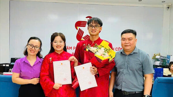 CẶP ĐÔI ĐẦU TIÊN ĐĂNG KÝ KẾT HÔN TẠI TRUNG TÂM PHỤC VỤ HÀNH CHÍNH CÔNG PHƯỜNG KON TUM.